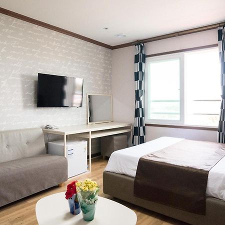 סאוגוויפו Seongsan Aqua Beach Hotel מראה חיצוני תמונה