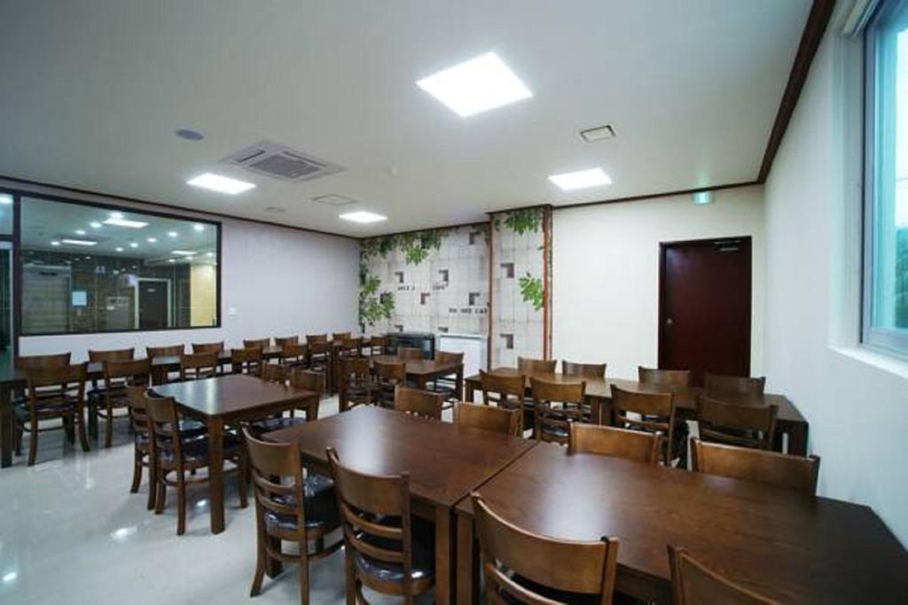 סאוגוויפו Seongsan Aqua Beach Hotel מראה חיצוני תמונה