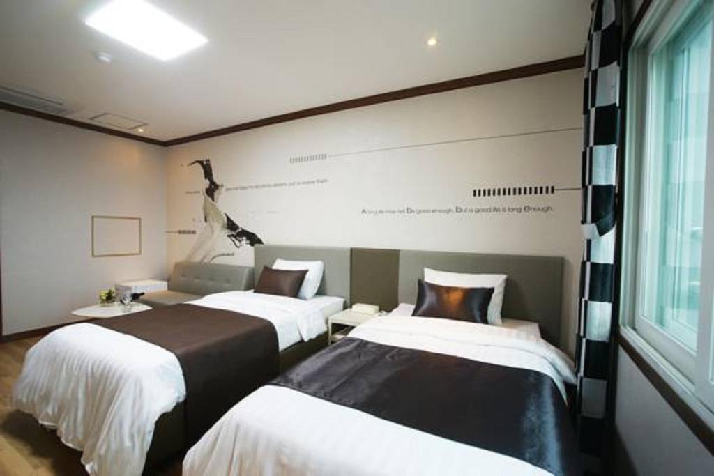 סאוגוויפו Seongsan Aqua Beach Hotel חדר תמונה