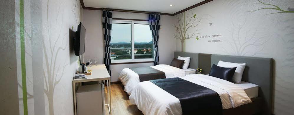 סאוגוויפו Seongsan Aqua Beach Hotel מראה חיצוני תמונה
