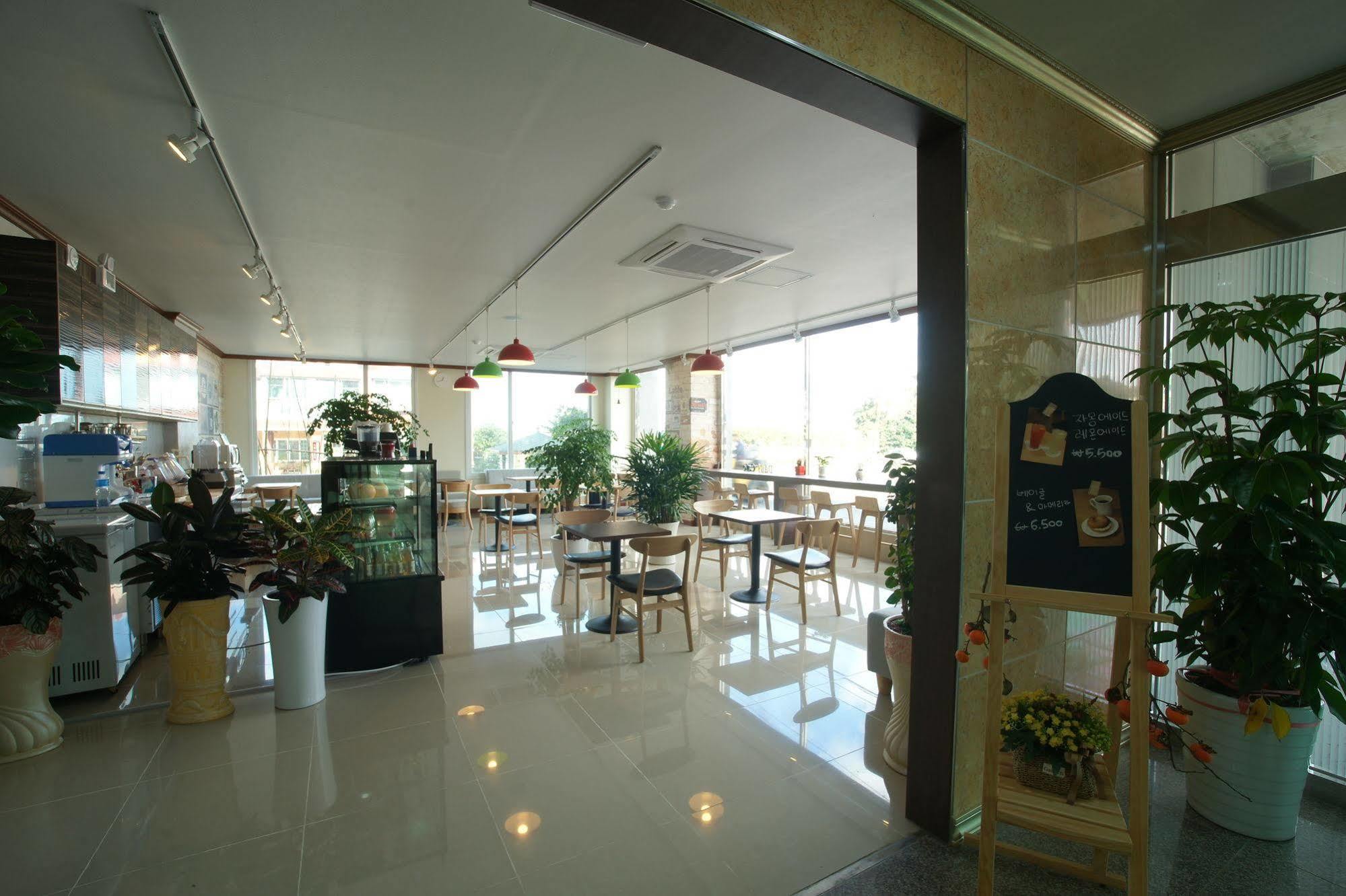 סאוגוויפו Seongsan Aqua Beach Hotel מראה חיצוני תמונה