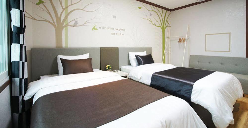 סאוגוויפו Seongsan Aqua Beach Hotel מראה חיצוני תמונה