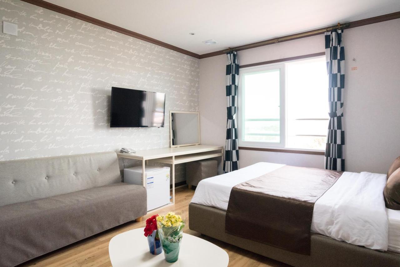 סאוגוויפו Seongsan Aqua Beach Hotel מראה חיצוני תמונה